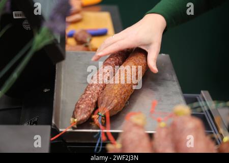 Internationale Grüne Woche 2024. Wurstspezialität aus Nordhessen. Die Fleischerei Kohl-Kramer aus Trockenerfurt ein Stadtteil von Borken Hessen präsentiert Ahle Wurscht. Die Ahle Wurst hat in 2023 das EU-Gütesiegel geschützte geografische Angabe bekommen DEU, Deutschland, Berlin, 22.01.2024: *** Internationale Grüne Woche 2024 Wurstspezialität aus Nordhessen der Metzger Kohl Kramer aus Trockenerfurt ein Stadtteil Borken Hessen präsentiert Ahle Wurscht die Ahle Wurst wurde 2023 DEU, Deutschland, Berlin, 22 01 2024 mit dem EU-Gütesiegel der geschützten geografischen Angabe ausgezeichnet Stockfoto