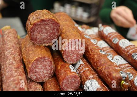 Internationale Grüne Woche 2024. Wurstspezialität aus Nordhessen. Die Fleischerei Kohl-Kramer aus Trockenerfurt ein Stadtteil von Borken Hessen präsentiert Ahle Wurscht. Die Ahle Wurst hat in 2023 das EU-Gütesiegel geschützte geografische Angabe bekommen DEU, Deutschland, Berlin, 22.01.2024: *** Internationale Grüne Woche 2024 Wurstspezialität aus Nordhessen der Metzger Kohl Kramer aus Trockenerfurt ein Stadtteil Borken Hessen präsentiert Ahle Wurscht die Ahle Wurst wurde 2023 DEU, Deutschland, Berlin, 22 01 2024 mit dem EU-Gütesiegel der geschützten geografischen Angabe ausgezeichnet Stockfoto