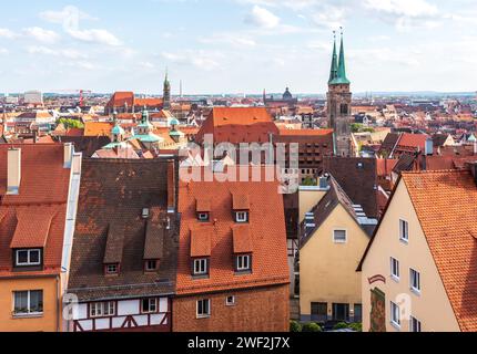 Stadtbild der roten Ziegeldächer der Nürnberger Altstadt mit St. Sebalduskirche und St. Lorenzkirche. Stockfoto