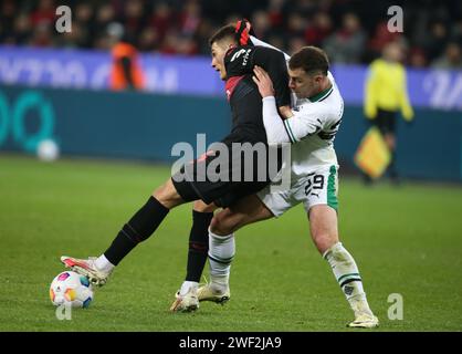 Joe Scally aus Borussia Mönchengladbach (R) kämpft um den Ball gegen Granit Xhaka aus Leverkusen während des Bundesliga-Spiels zwischen Leverkusen und Borussia Mönchengladbach im BayArena Stadion. Endergebnis: Bayer 04 Leverkusen 0:0 FC Borussia Mönchengladbach. Stockfoto