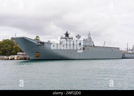 HMAS Adelaide, ein Amphibisches Angriffsschiff (LHD), das in Garden Island, Potts Point, Sydney, Australien, vor Anker liegt Stockfoto