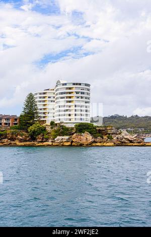 Häuser und Wohnungen entlang der Küste in Smedley's Point, Manly, Sydney, Australien Stockfoto