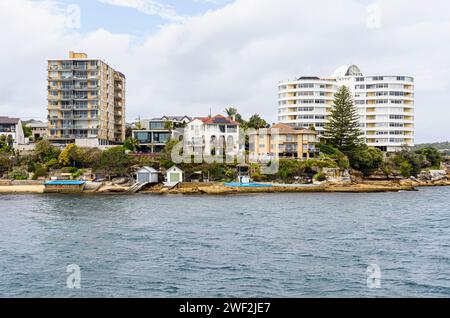 Boatsheds, Häuser und Wohnungen entlang der Küste in Smedley's Point, Manly, Sydney, Australien Stockfoto