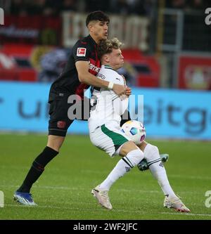 Leverkusen, Deutschland. Januar 2000. Robin Hack aus Borussia Mönchengladbach (R) kämpft um den Ball gegen Nadiem Amiri aus Leverkusen während des Bundesliga-Spiels zwischen Leverkusen und Borussia Mönchengladbach im BayArena-Stadion. Endergebnis: Bayer 04 Leverkusen 0:0 FC Borussia Mönchengladbach. (Foto: Osama Faisal/SOPA Images/SIPA USA) Credit: SIPA USA/Alamy Live News Stockfoto