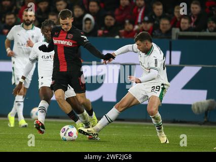 Leverkusen, Deutschland. Januar 2000. Joe Scally aus Borussia Mönchengladbach (R) kämpft um den Ball gegen Nathan Tella aus Leverkusen während des Bundesliga-Spiels zwischen Leverkusen und Borussia Mönchengladbach im BayArena Stadion. Endergebnis: Bayer 04 Leverkusen 0:0 FC Borussia Mönchengladbach. (Foto: Osama Faisal/SOPA Images/SIPA USA) Credit: SIPA USA/Alamy Live News Stockfoto