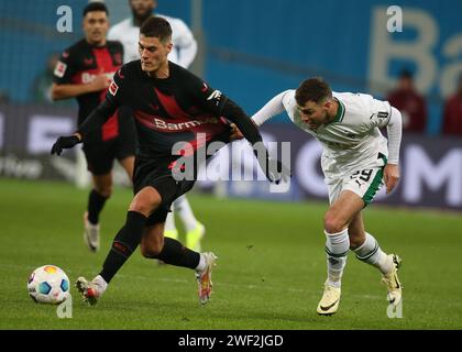 Leverkusen, Deutschland. April 2012. Joe Scally aus Borussia Mönchengladbach (R) kämpft um den Ball gegen Granit Xhaka aus Leverkusen während des Bundesliga-Spiels zwischen Leverkusen und Borussia Mönchengladbach im BayArena Stadion. Endergebnis: Bayer 04 Leverkusen 0:0 FC Borussia Mönchengladbach. (Foto: Osama Faisal/SOPA Images/SIPA USA) Credit: SIPA USA/Alamy Live News Stockfoto