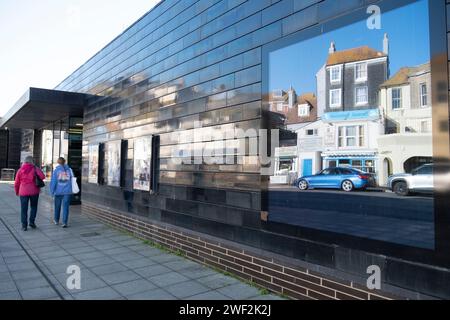 Hastings Contemporary Art Gallery, die das schwarz gekachelte Lavender House gegenüber in East Sussex, Großbritannien, widerspiegelt Stockfoto