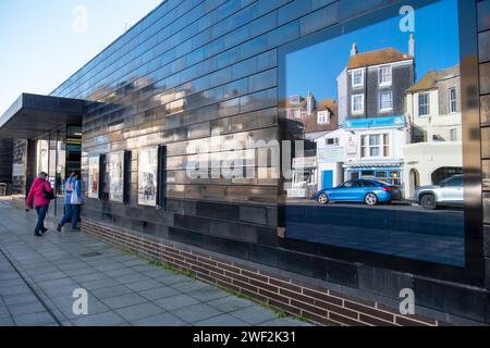 Hastings Contemporary Art Gallery, die das schwarz gekachelte Lavender House gegenüber in East Sussex, Großbritannien, widerspiegelt Stockfoto