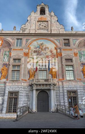 Eingangsfassade des gotischen Palazzo San Giorgio mit Renaissance-Fresken, erbaut 1260, Palazzo San Giorgio, 2, Genua, Italien Stockfoto