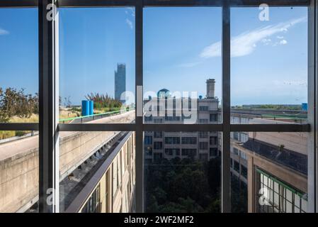 Lingotto, Turin, Italien, - 10. August 2023. FIAT-Teststrecke. Draußen mit Himmel und Wolken. Wolkenkratzer im Piemont im Hintergrund. Stockfoto