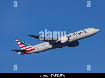 Flugzeuge, die am Frankfurter Flughafen starten, Fraport Airport. N753AN, AMERIKANISCHE FLUGGESELLSCHAFTEN, BOEING 777-223ER, Frankfurt am Main, Hessen, Deutschland Stockfoto