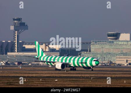 Flugzeug am Frankfurter Flughafen, Fraport Airport mit Turm. D-ANRE, CONDOR, AIRBUS A330-941, Frankfurt am Main, Hessen, Deutschland Stockfoto