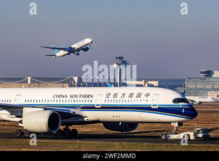 United Airlines Flugzeuge starten am Frankfurter Flughafen, Fraport Airport mit Turm. B-30EA, CHINA SOUTHERN AIRLINES, AIRBUS A350-941, FRANKFURT AM MAIN Stockfoto