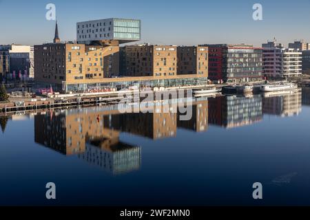 Design-Hotel nhow, neben Coca-Cola Deutschland in einem roten Gebäude, Spiegelbild der Spree, ehemaliger Osthafen, Friedrichshain-Kreuzberg, Berlin Stockfoto