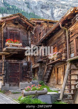 Zermatt, Schweiz - 23. September 2023: Historische Holzhäuser im Bergdorf Zermatt am Fuße des Matterhorns Stockfoto