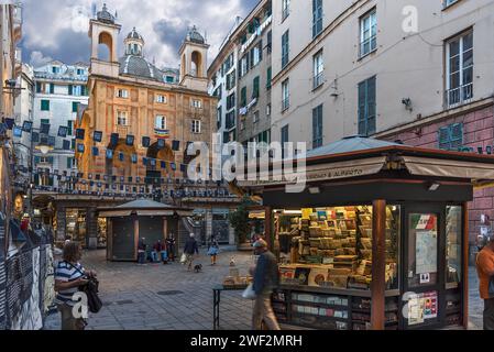 Platz mit der Kirche San Pietro Ion Banchi, 1585 geweiht, Piazza Banchi Genua, Italien Stockfoto