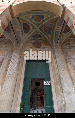 Eingangsportal der Kirche San Pietro Ion Banchi, 1585 geweiht, Piazza Banchi Genua, Italien Stockfoto