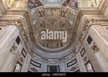 Gewölbe mit Reliefs über dem Altar der 1585 geweihten Kirche San Pietro Ion Banchi, Piazza Banchi Genua, Italien Stockfoto