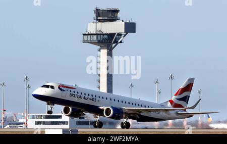 Ein Embraer190-Flugzeug von British Airways startet am 28. März 2022 am Flughafen BER in Schönefeld Stockfoto