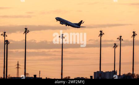 Eine Ryanair Boeing 737 startet am Flughafen BER, Schönefeld, 03/2022 Stockfoto