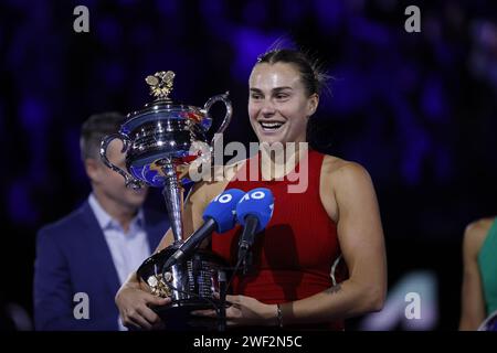 Melbourne, Australien. Januar 2024. Aryna Sabalenka hebt die Trophäe ab, nachdem sie am 14. Tag der Australian Open 2024 am Melbourne Park am 27. Januar 2024 in Melbourne, Australien das Finale gegen Qinwen Zheng (CHN) gewonnen hatte. Während der Australian Open, des internationalen Tennisspiels in Melbourne, Australien, 28. Januar 2024 Credit: Independent Photo Agency/Alamy Live News Stockfoto