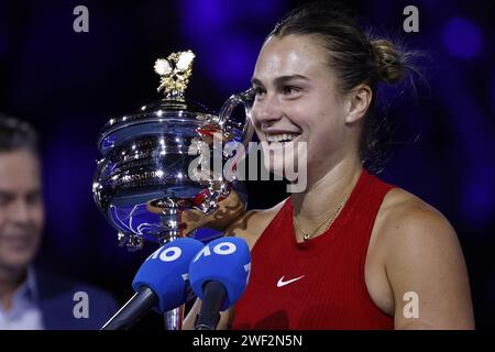 Melbourne, Australien. Januar 2024. Aryna Sabalenka hebt die Trophäe ab, nachdem sie am 14. Tag der Australian Open 2024 am Melbourne Park am 27. Januar 2024 in Melbourne, Australien das Finale gegen Qinwen Zheng (CHN) gewonnen hatte. Während der Australian Open, des internationalen Tennisspiels in Melbourne, Australien, 28. Januar 2024 Credit: Independent Photo Agency/Alamy Live News Stockfoto