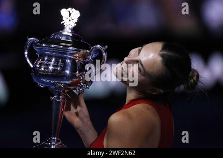 Melbourne, Australien. Januar 2024. Aryna Sabalenka hebt die Trophäe ab, nachdem sie am 14. Tag der Australian Open 2024 am Melbourne Park am 27. Januar 2024 in Melbourne, Australien das Finale gegen Qinwen Zheng (CHN) gewonnen hatte. Während der Australian Open, des internationalen Tennisspiels in Melbourne, Australien, 28. Januar 2024 Credit: Independent Photo Agency/Alamy Live News Stockfoto