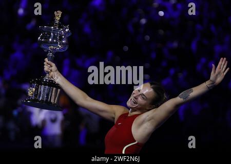 Melbourne, Australien. Januar 2024. Aryna Sabalenka hebt die Trophäe ab, nachdem sie das Finale gegen Qinwen Zheng (CHN) am 27. Januar 2024 gewonnen hat; Melbourne Park, Melbourne, Victoria, Australien; Australian Open Tennis Championship Tag 14; am 14. Tag der Australian Open 2024 im Melbourne Park am 27. Januar 2024 in Melbourne, Australien. Während der Australian Open, des internationalen Tennisspiels in Melbourne, Australien, 28. Januar 2024 Credit: Independent Photo Agency/Alamy Live News Stockfoto