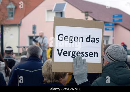 Protestschild auf einer Protestkundgebung Protestschild auf einer Protestkundgebung, 27.01.2024, Lehnin, Brandenburg, bei einer Protestkundgebung hält eine Demonstrantin ein Protestschild in die Höhe. *** Protestzeichen bei einer Protestkundgebung Protestzeichen bei einer Protestkundgebung, 27 01 2024, Lehnin, Brandenburg, bei einer Protestkundgebung hält ein Demonstrant ein Protestzeichen hoch Stockfoto