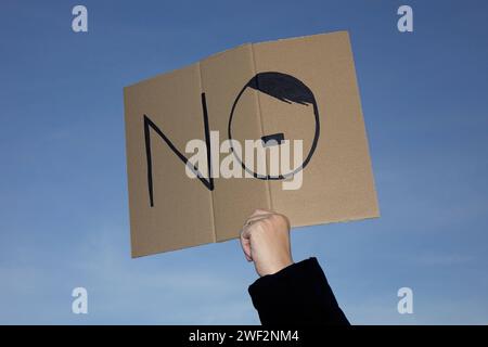 Protestschild auf einer Protestkundgebung Protestschild auf einer Protestkundgebung, 27.01.2024, Borkheide, Brandenburg, bei einer Protestkundgebung hält eine Demonstrantin ein Protestschild in die Höhe. *** Protestzeichen bei einer Protestkundgebung Protestzeichen bei einer Protestkundgebung, 27 01 2024, Borkheide, Brandenburg, bei einer Protestkundgebung hält ein Demonstrant ein Protestzeichen hoch Stockfoto