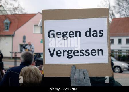 Protestschild auf einer Protestkundgebung Protestschild auf einer Protestkundgebung, 27.01.2024, Lehnin, Brandenburg, bei einer Protestkundgebung hält eine Demonstrantin ein Protestschild in die Höhe. *** Protestzeichen bei einer Protestkundgebung Protestzeichen bei einer Protestkundgebung, 27 01 2024, Lehnin, Brandenburg, bei einer Protestkundgebung hält ein Demonstrant ein Protestzeichen hoch Stockfoto