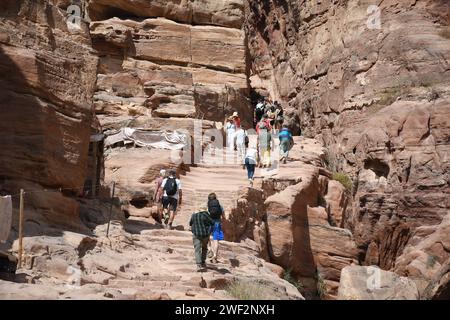 Viele Menschen klettern die Treppe in einem der neuen sieben Weltwunder: Petra, Jordanien Stockfoto