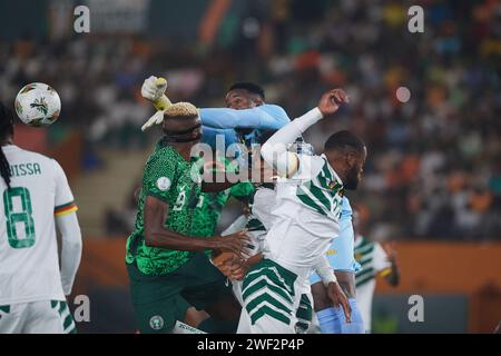 Abidjan, Elfenbeinküste. Januar 2024. Achtelrunde. Auch in der Faust des kamerunischen Torhüters Fabrice Ondoa Stockfoto
