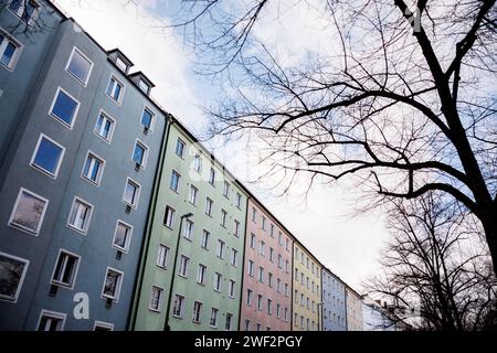 München, Deutschland. Januar 2024. Verschiedenfarbige Wohnhäuser sind am 25.01.2024 im Stadtteil Au-Haidhausen in München (Bayern) zu sehen. Quelle: Matthias Balk/dpa/Alamy Live News Stockfoto