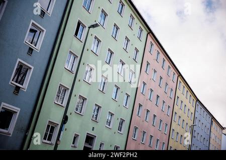 München, Deutschland. Januar 2024. Verschiedenfarbige Wohnhäuser sind am 25.01.2024 im Stadtteil Au-Haidhausen in München (Bayern) zu sehen. Quelle: Matthias Balk/dpa/Alamy Live News Stockfoto