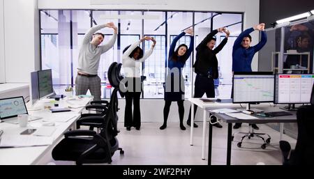 Company Fitness Stretch Übung. Corporate Business Group Stockfoto