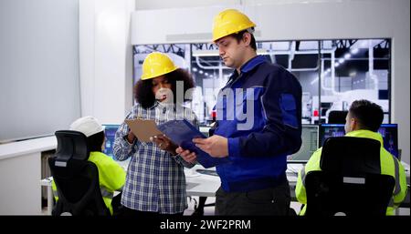 Werksingenieure In Helmen. Industrieanlage Wird Geprüft Stockfoto
