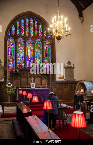 Vereinigtes Königreich, Wales, Gwynedd, Conwy (Conway), St. Mary’s Church, Innenraum, Chor, Altar und Ostfenster Stockfoto