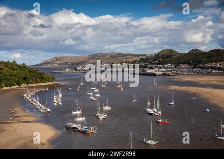 Großbritannien, Wales, Gwynedd, Conwy (Conway), Boote, die in der Mündung von Afon Conwy mit erhöhtem Blick von den Burgmauern vor Anker liegen Stockfoto