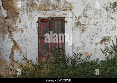 Ein geschlossenes Holzfenster in der Küstenstadt Jbeil, Libanon. Stockfoto