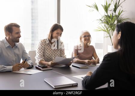 HR-Team von glücklichen Arbeitgebern, das asiatische Bewerberin interviewt Stockfoto