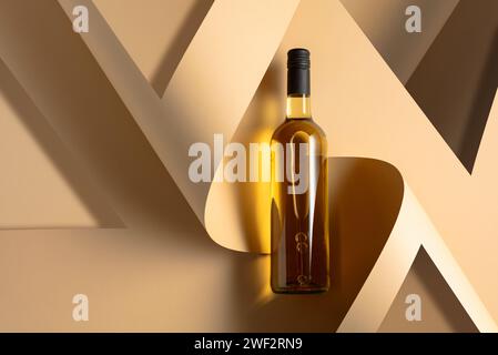 Flasche Weißwein auf beigefarbenem Hintergrund. Draufsicht. Kopierbereich. Stockfoto