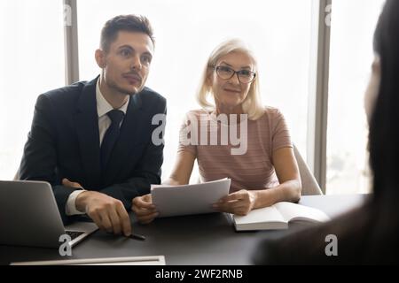 Ein paar verschiedene HR-Kollegen, die Bewerbungsgespräche führen Stockfoto