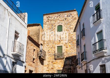 Fassaden von weißen Häusern und mittelalterlichen Gebäuden in der Stadt Caceres, Spanien. Stockfoto