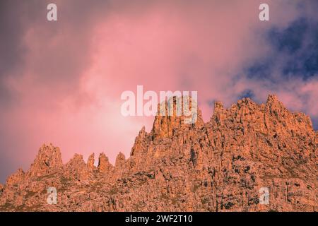 Berglandschaft am Abend. Die Dolomiten Alpen vor dem Sonnenuntergang. Sellapass, Grohmannspitze, Wolkenstein in Gröden, Bozen, Italien Stockfoto