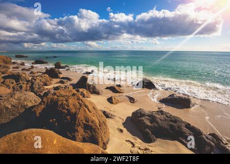 Felsige Meereslandschaft an einem sonnigen Tag, Blick auf die sonnige Bucht in Setubal, Portugal Stockfoto