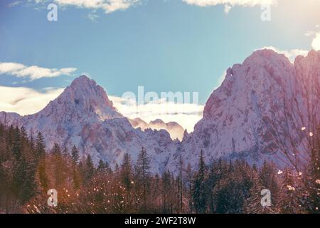 Berglandschaft an einem sonnigen Tag. Blick auf die Alpen in Kranjska Gora. Die Gipfel der Berge sind mit Schnee bedeckt. Triglav Nationalpark. Slowenien, Eu Stockfoto