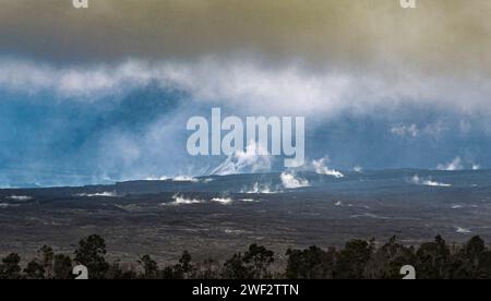 Dampf steigt aus dem Krater im Hawaii Volcanoes National Park. Stockfoto