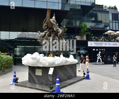 Die Menschen laufen an einer Skulptur des Erawan-Elefanten vorbei, dem Berg des hinduistischen Königsgottes indra, vor dem Eingang zum King Power Mahanakhon-Gebäude, früher als MahaNakhon bekannt, einem Hochhaus mit gemischter Nutzung im zentralen Geschäftsviertel Silom/Sathon in Bangkok, Thailand, südostasien. Stockfoto