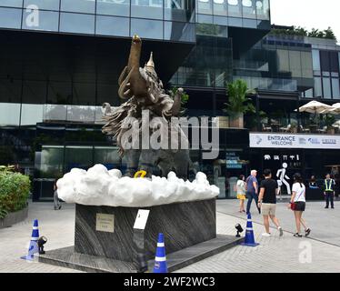 Die Menschen laufen an einer Skulptur des Erawan-Elefanten vorbei, dem Berg des hinduistischen Königsgottes indra, vor dem Eingang zum King Power Mahanakhon-Gebäude, früher als MahaNakhon bekannt, einem Hochhaus mit gemischter Nutzung im zentralen Geschäftsviertel Silom/Sathon in Bangkok, Thailand, südostasien. Stockfoto